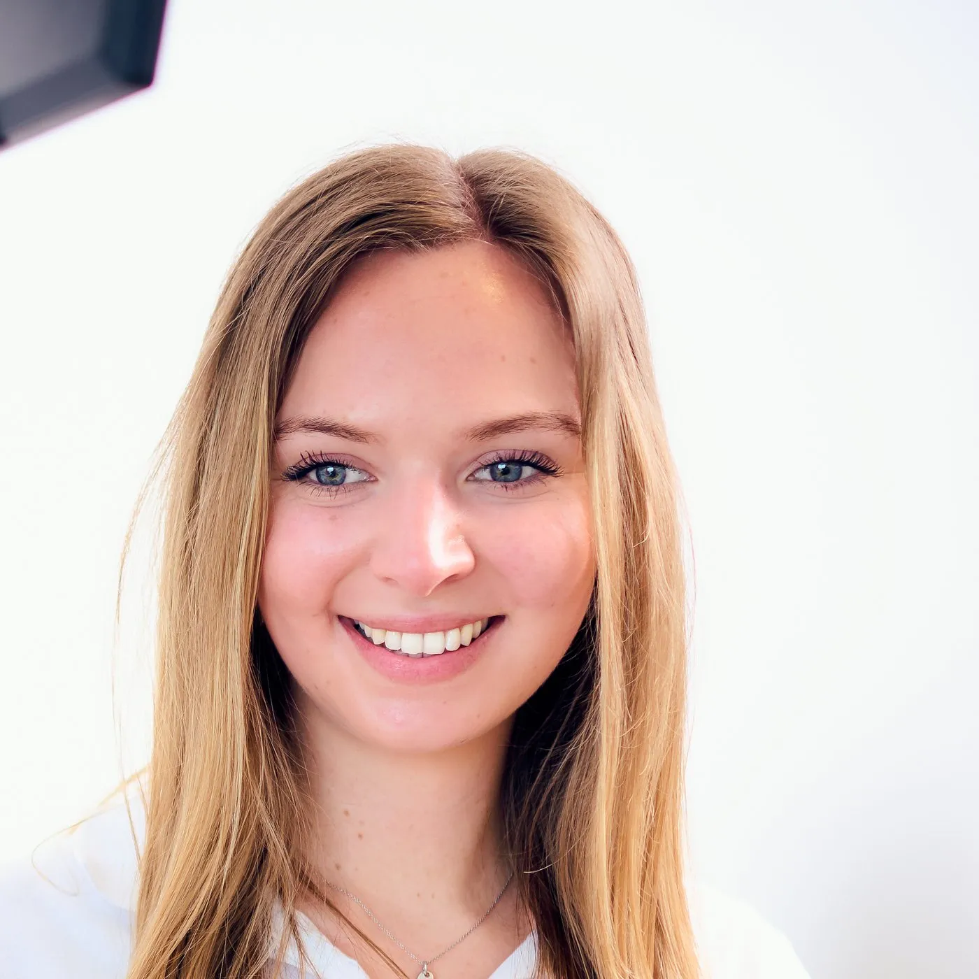 Lena aus dem Team von SaanoMed lächelt in die Kamera